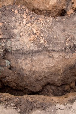 Toprakta çatlaklar olan bir heyelan, kil geçitteki çatlağa yakın çekim.