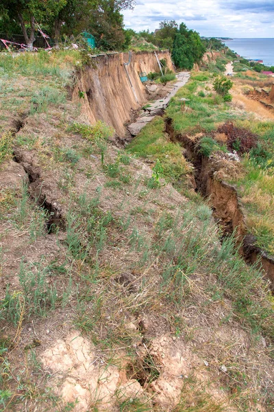 Erdrutsche Risse Der Asphaltstraße Nach Einer Geologischen Naturkatastrophe Der Boden — Stockfoto