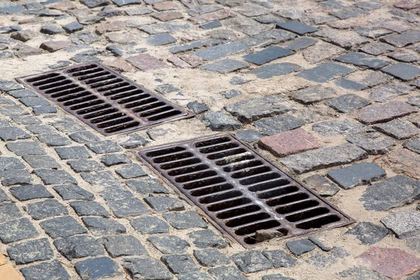 Grate Ferro Del Portello Sistema Drenaggio Sulla Strada Pavimentata Con — Foto Stock