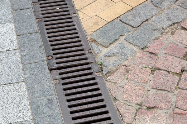 Drainage Grate Storm System Pedestrian Sidewalk Made Stone Tiles Close — Stock Photo, Image