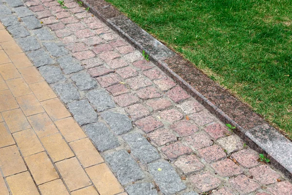 Пішохідна Доріжка Плиток Різних Типів Каменю Гранітного Бордюру Парку Зеленим — стокове фото