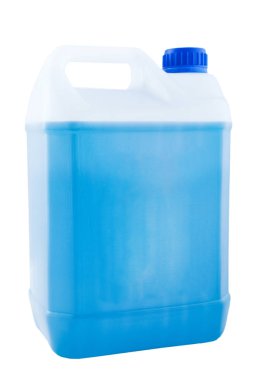 Saplı plastik kutu ve mavi kapaklı deterjan özellikleriyle dolu, beyaz arka planda izole edilmiş nesne..