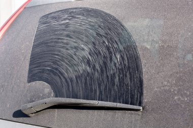 Toz ve kuru toprak tabakasında kirli bir arabanın arka penceresi. Kirli bir araç yan görünümünü fotokopi alanı ile kapat..