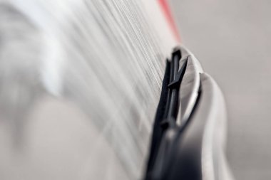 Kirli bir arabanın arka camında toz tabakası var. Kirli bir araca asgari derinlikte yaklaşın..