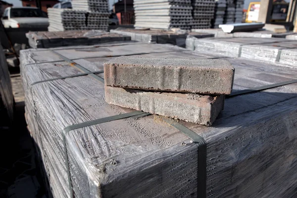 Nuevas Baldosas Piedra Pavimentadas Dobladas Embaladas Una Plataforma Día Soleado — Foto de Stock