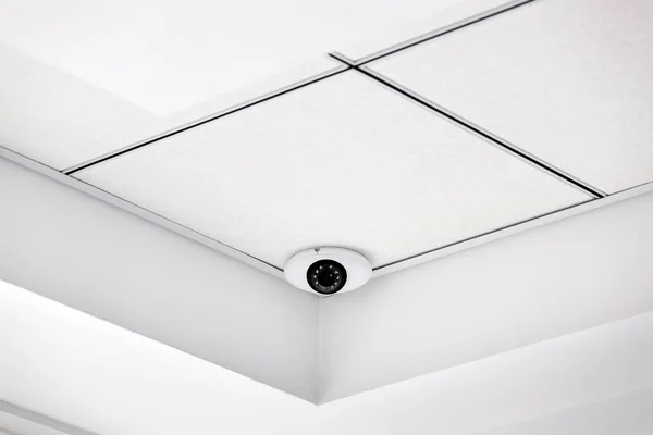 Köşedeki güvenlik kamerası beyaz asma tavanda, güvenlik sistemi kapalı..