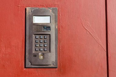 Metall üzerinde kullanılan bir dahili telefon ve kopyalama alanı ile kapatmak için bir tuş takımı.