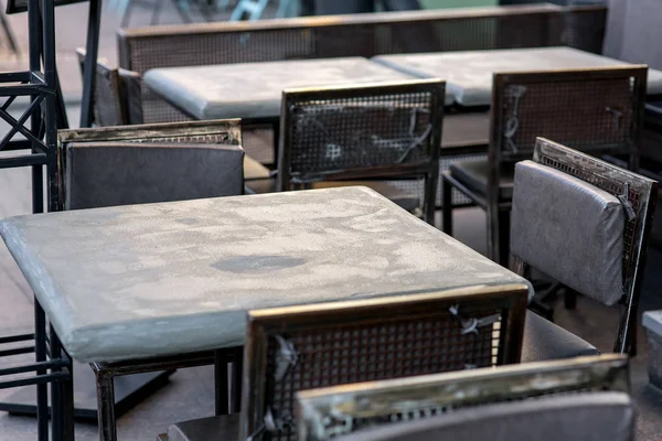 Street Cafe Γκρι Ζωγραφισμένο Σιδερένιο Τραπέζι Και Μαύρες Σιδερένιες Καρέκλες — Φωτογραφία Αρχείου