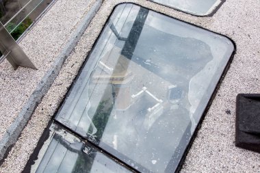 Bozuk cam parçaları olan yaya köprüsü, kullanılmış inşaat detaylarına yakın çekim, kimse yok..