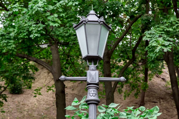 Železná Pouliční Lampa Retro Stylu Skleněnými Vložkami Kovanými Prvky Parku — Stock fotografie