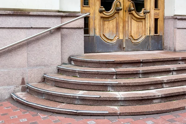 Gránit Lépcsőház Emelkedő Bejárati Ajtó Küszöb Lépcsőfokokkal Bejárati Ajtó Korláttal — Stock Fotó