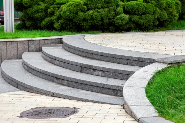 Staircase Granite Stone Steps Park Rectangular Pavement Green Lawns Bushes — 스톡 사진