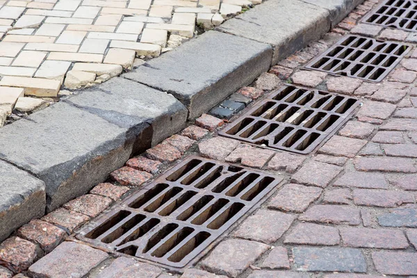 Mříž Odvodňovacího Systému Šachty Dlažbě Silnice Kamenných Dlaždic Obrubníku Městský — Stock fotografie