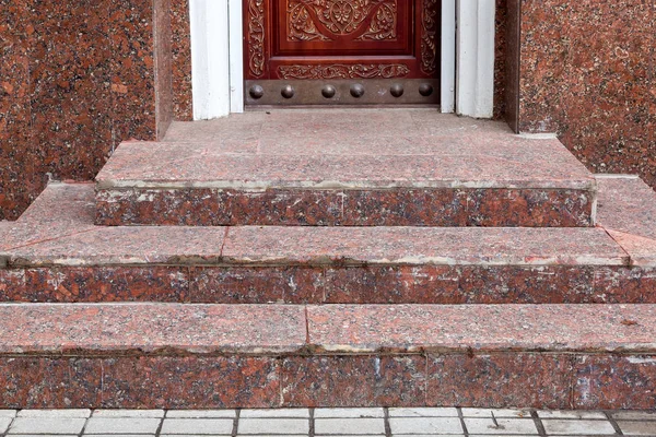 Porta Entrada Madeira Marrom Com Padrão Escultura Madeira Limiar Pedra — Fotografia de Stock