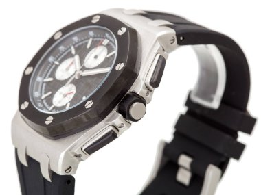 Siyah kauçuk kayışlı bir erkek kol saati ve kronometresi olan bir ok beyaz arka planda izole edilmiş bir yan görüş nesnesi..