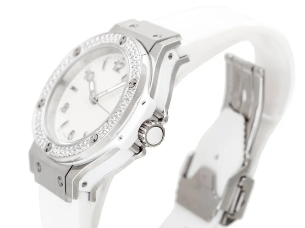 ライトダイヤルとホワイトラバーストラップとシルバーケースに宝石で作られたラインストーンで装飾された腕時計は 白い背景に隔離された女性の腕時計側3 4ビューを閉じます — ストック写真