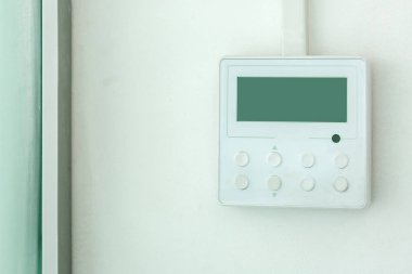 Ekran ve kontrol düğmeleri olan beyaz duvar havalandırma kontrol paneli, boş pencereyi kapat.