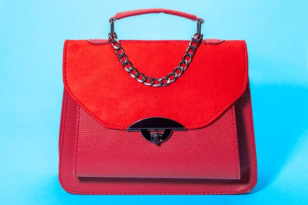 Sac Main Femme Cuir Rouge Daim Objet Sur Fond Bleu — Photo