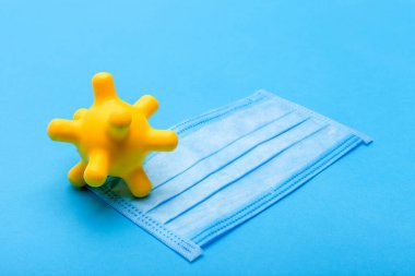 Virüse karşı korunmak için tıbbi maske. Sağlık hizmetleri için covid 19, tıbbi temalı koronavirüs için kavramsal maket..