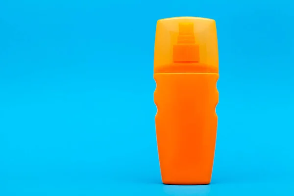 Orange Unlable Flasche Sonnencreme Auf Blauem Hintergrund Mit Kopierraum — Stockfoto