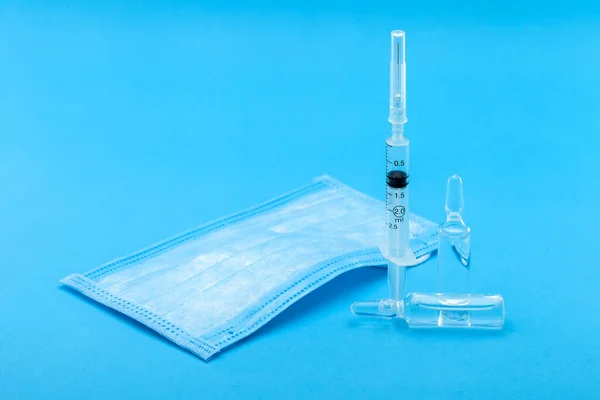 의료용 마스크와 주사기와 바이러스 주사를 약리학 질병을 백신에 개념적 — 스톡 사진