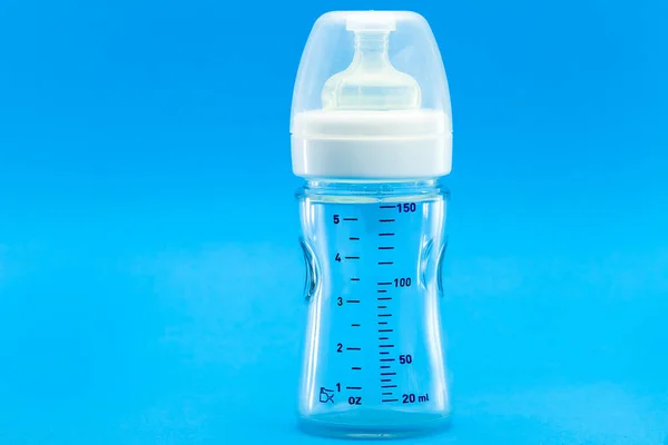 Glasflasche Mit Maßstab Und Silikonschnuller Zum Füttern Von Babys Transparenter — Stockfoto