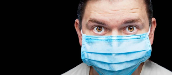 Ανδρικό Πορτρέτο Γιατρού Μπλε Ιατρική Μάσκα Ένα Έκπληκτο Βλέμμα Σηκώνοντας — Φωτογραφία Αρχείου