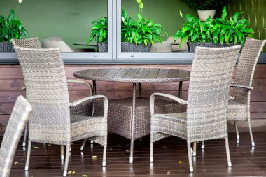 Yuvarlak masaları ve hasır sandalyeleri olan boş kafe terasında Coronavirus covid 19 salgınından dolayı karantina nedeniyle ceset yok..