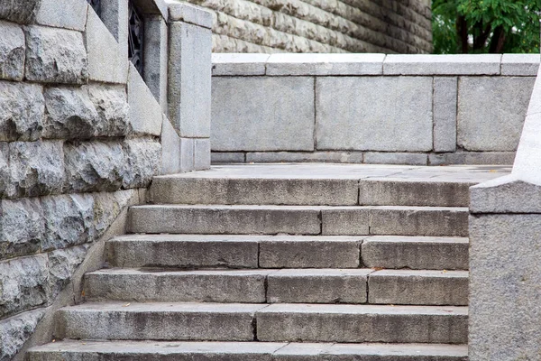 아무도 마을의 거리에 회색거친 계단으로 만들어 — 스톡 사진