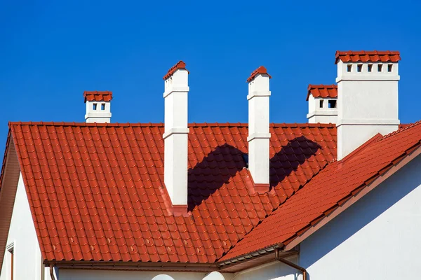 Een Oranje Dak Van Een Keramische Tegel Met Ventilatie Door — Stockfoto