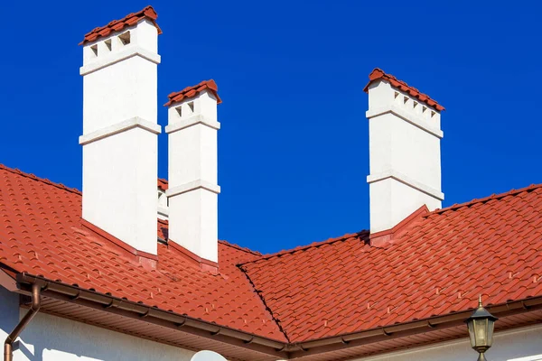 Pomarańczowy Dach Płytek Ceramicznych Rurą System Odprowadzania Burzy Zbliżenie Szczegółów — Zdjęcie stockowe