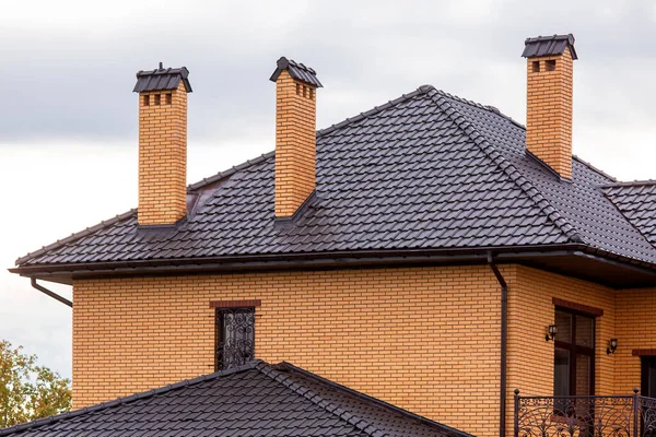 Seramik Bir Fayansın Kahverengi Çatısı Borusu Fırtına Drenaj Sistemi Tuğla — Stok fotoğraf