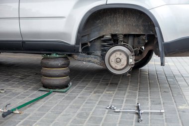 Araba serviste lastiğe takıldı, yakın çekimde..