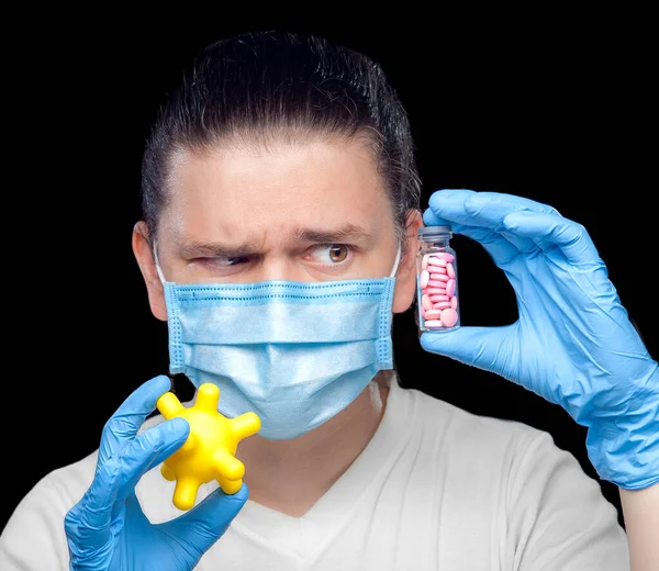 Virólogo Una Máscara Médica Guantes Estériles Levantaron Ceja Con Desprecio — Foto de Stock