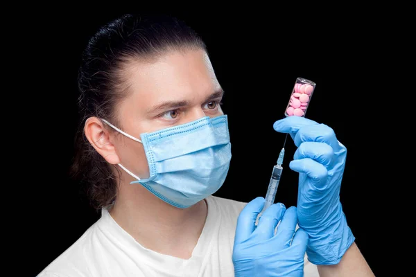 Virólogo Una Máscara Protectora Guantes Estériles Con Una Jeringa Las — Foto de Stock