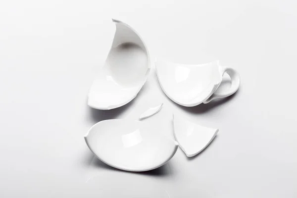 Tasse Thé Céramique Blanche Cassée Sur Fond Blanc Photo Conceptuelle — Photo