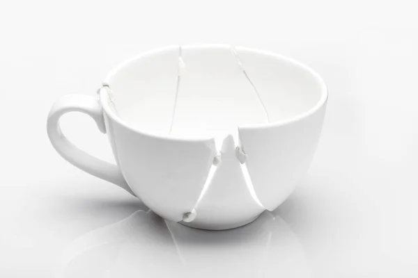 Біла Керамічна Чашка Розбита Фрагменти Результаті Падіння Приклеєна Жувальна Гумка — стокове фото