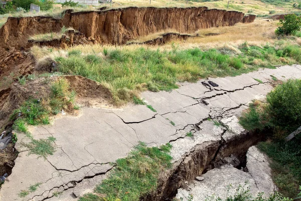 Die Versunkene Asphaltstraße Nach Einem Erdrutsch Naturkatastrophe Erdrutsch Des Bodens — Stockfoto