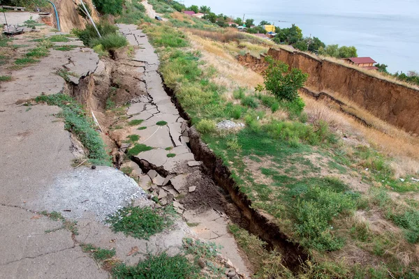 Risse Der Asphaltstraße Durch Erdrutsche Nach Einem Von Einem Mann — Stockfoto