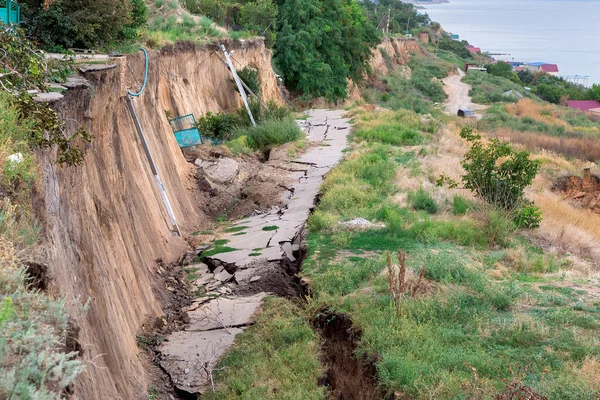 Erdrutsche Risse Der Asphaltstraße Nach Einer Geologischen Naturkatastrophe Der Boden — Stockfoto