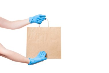 Elleri steril bir kuryenin eldiveni içinde yiyecek teslimatı için çevre dostu bir paket noktasında logo için boş bir yere eli olan bir kuryenin eldiveni, kopyalama alanı olan beyaz arka planda izole edilmiş bir şekilde taklit edilir..