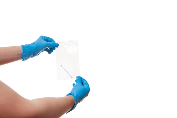 Dłonie Niebieskich Jałowych Rękawiczkach Trzymają Szczelną Torbę Wacikiem Pobierania Próbek — Zdjęcie stockowe