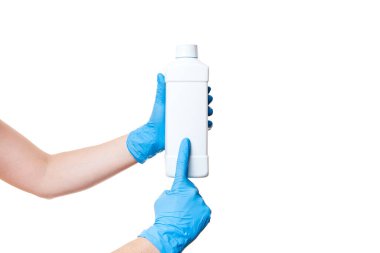 Elinde mavi tıbbi steril eldiven bulunan plastik beyaz şişe etiketi olmayan şişeyi işaret ediyor. Metin koyacak yeri var. Beyaz arka planda izole edilmiş, kopyalama alanı olan bir nesne..