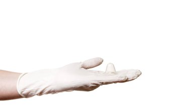 Eldivenli el teması göğüs ucu kalkanı sürme güçlüğü ya da düz ya da ters meme uçları ile emzirme için, silikon meme ucu koruyucuları beyaz arka planda izole edilmiş fotokopi alanı.