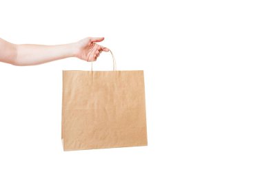 Kahverengi çevre dostu kağıt çanta, market teslimatı için etiket paketi ve beyaz arka planda izole edilmiş fotokopi alanı olan ürünler..