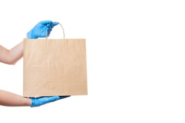 Coronavirus covid-19 salgınının karantinası sırasında güvenli bir şekilde yiyecek teslimatı için bir kuryenin steril eldiveni..