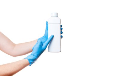 Elinde mavi tıbbi steril eldiven bulunan plastik beyaz şişe bir parmak Un etiketi şişesini işaret ediyor, yazı için yeri olan, beyaz arkaplanda izole edilmiş nesneyi kopyalama alanı ile kapat.
