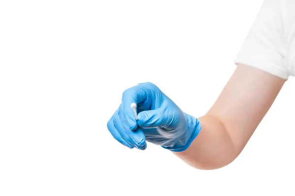 파란색 장갑을 의사팔은 바이러스 검사를 구강에서 샘플을 채취를 면봉을 제공하고 — 스톡 사진
