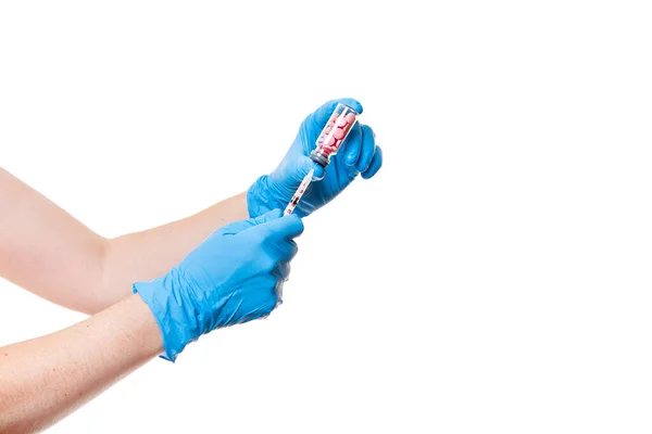Dłonie Niebieskich Rękawiczkach Medycznych Trzymają Szklaną Butelkę Szczepionką Różowe Tabletki — Zdjęcie stockowe