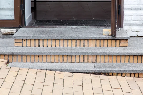 Graue Granitstufen Einer Ziegelschwelle Der Geöffneten Eingangstür Zum Gebäude Von — Stockfoto